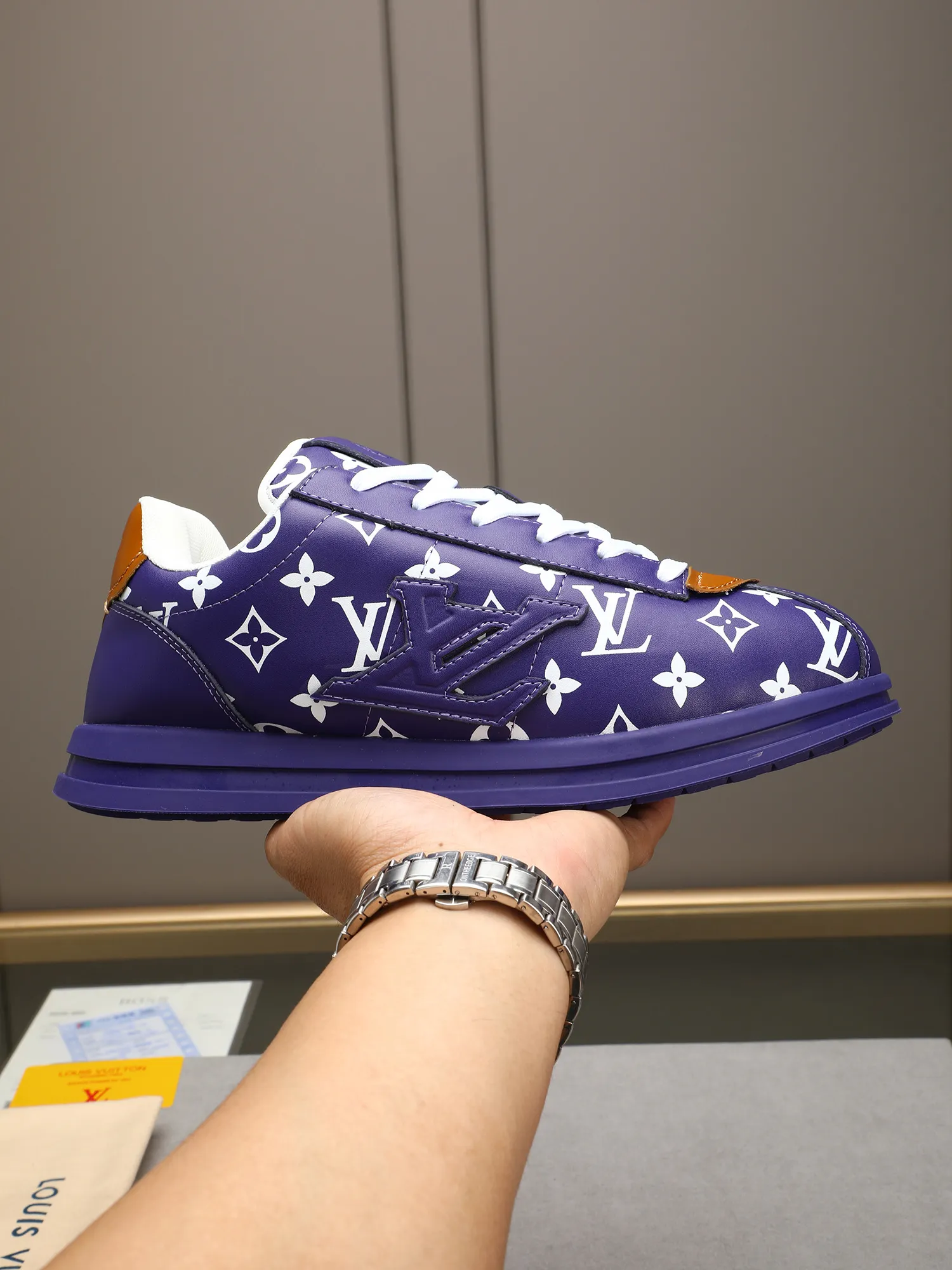 Men's Men's Shoes 💰500 LV Louis Vuitton L Jialu Brand Runner Tatic Series Thick-soled Casual Sports Shoes Running Shoes Original purchase, development, production This LV Runner Tatic sports shoe combines technical materials such as mesh fabric and ribbons to interpret the inspiration of traditional mountaineering shoes. LV letters are written on one side, the lariat buckle of the quick lacing system is embellished with Monogram flowers and Louis Vuitton logos, and the light and wear-resistant rubber outsole completes the whole. ▪️Fabric: Original imported cowhide + mesh ▪️Inner lining: Original customized breathable mesh ▪️Sole: Original open-molded anti-slip rubber combination material ▪️Size: Men's 40-44 (45 46 customized)